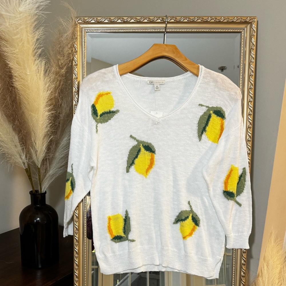 [[NWT]] Women’s Lemon V-Neck Light Knit Top - Medium | Cato Fashions